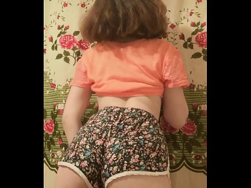 ❤️ Keçika ciwan a seksî li ber kamerayê kurtanên xwe ji xwe dike ❤❌ Vîdyoyê seksî li me
