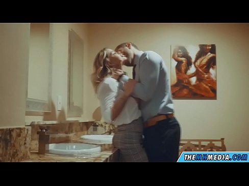 ❤️ Gava ku blondeyek busty we di nav hewşek gelemperî de dixapîne ❤❌ Vîdyoyê seksî li me